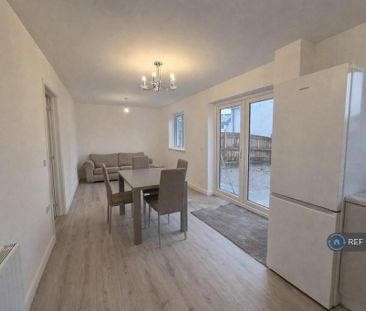 4 bedroom detached house to rent - Photo 3