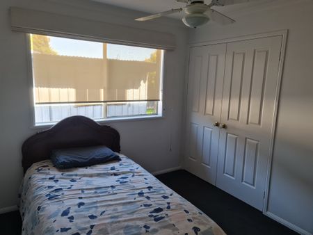 Cranbourne East - Photo 4