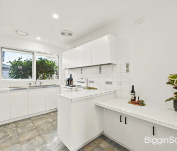 Convenient Glen Waverley Location with Garage and Courtyard - Photo 3