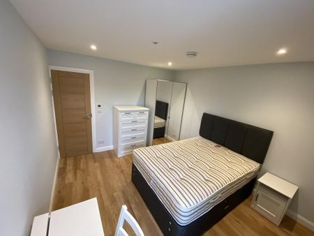 5 bedroom end of terrace house to rent - Photo 2