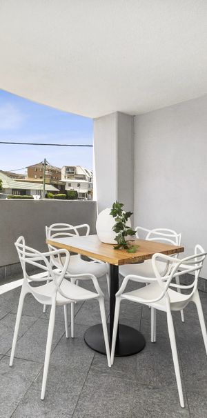 Seaside Living in the Heart of Narrabeen - Photo 2