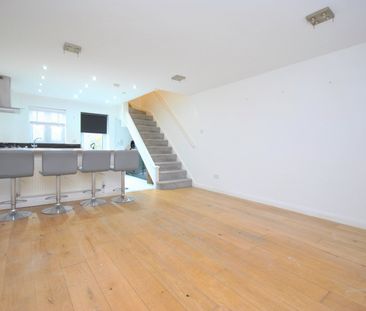 Terraced House to rent - Amblecote Meadows, London, SE12 - Photo 2