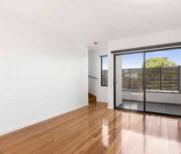 Stylish Modern Townhouse – 2 Bed, 2 Bath - Photo 2