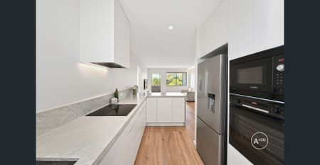 Modern & Renovated 2 Bedroom Top Floor Apartment In Prime Location - Photo 3