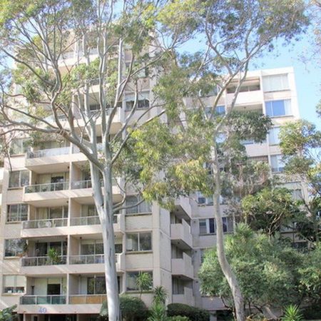 Spacious, 3 bedroom security apartment in great location. - Photo 4