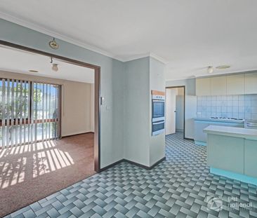 Beautifully Presented Family Home in Prime Melton West Location! - Photo 2