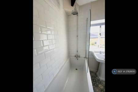 2 bedroom semi-detached house to rent - Photo 5