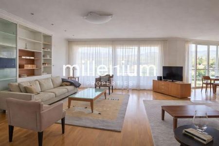 Appartement en attique traversant sans vis à vis avec terrasse - Photo 4