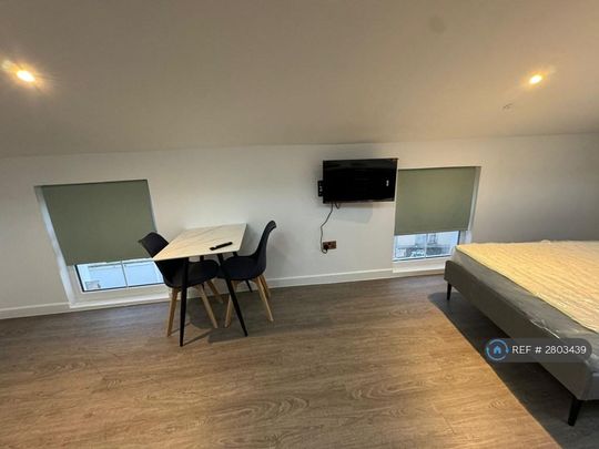 Studio to rent - Photo 1