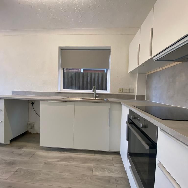 3 bedroom semi-detached house to rent - Photo 1