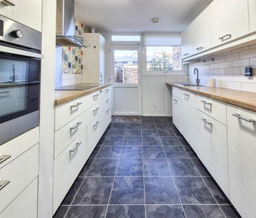 3 bedroom terraced house to rent - Photo 2