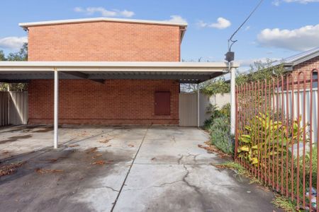 Fully renovated unit with private courtyard! - Photo 3