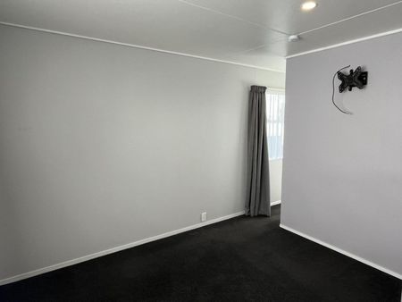 Warm and inviting reburbished home - Photo 2