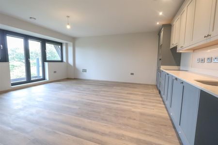 Highfield House, Headless Cross, Redditch - Photo 2
