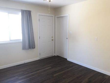 Small Pet Friendly, 2 Bedroom Duplex - Photo 3