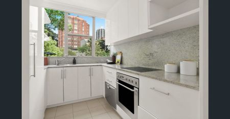 Sunlit Elizabeth Bay Retreat Surrounded by Greenery - Photo 4