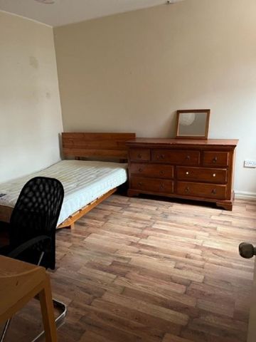 4 bedroom flat to rent - Photo 3