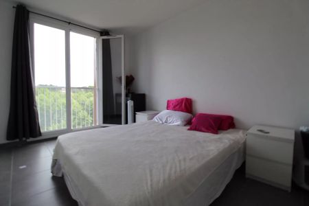 SALON DE PCE - Appartement T3 de 68 m² avec vue dégagée - Photo 5
