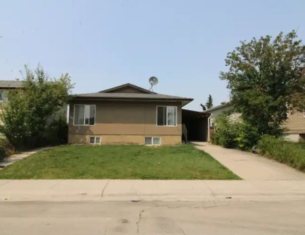 184 Penbrooke Close SE | 184 Penbrooke Close Southeast, Calgary - Photo 1