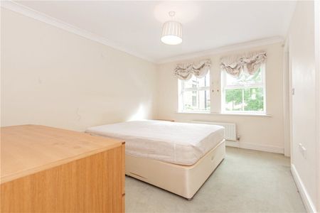 A spacious three bedroom first floor apartment in this convenient location just a short walk from the amenities of Summertown. - Photo 5