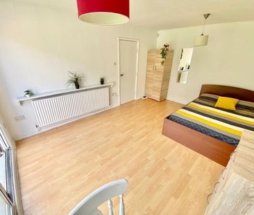4 Bed Flat, Caledonian Road, N7 - Photo 1
