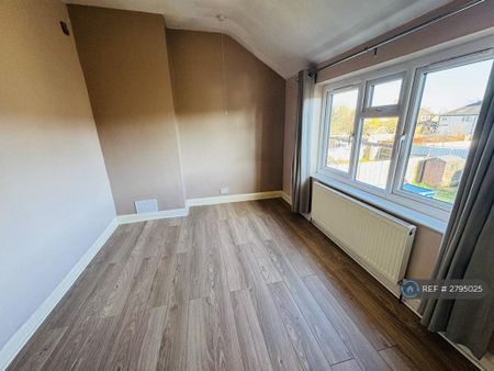 3 bedroom semi-detached house to rent - Photo 4