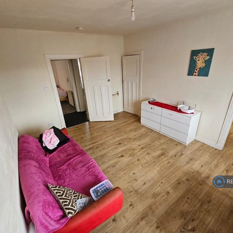 3 bedroom flat to rent - Photo 1