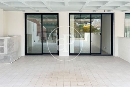 Piso de alquiler en Carrer de Robert Graves, El Terreno - Photo 2