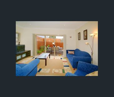 SPACIOUS THREE BEDROOM TOWNHOUSE - Photo 1