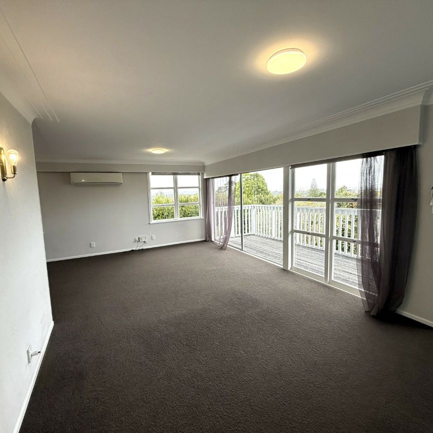 Sky Tower Views & Westgate Convenience � 3-Bedroom Massey Gem - Photo 1