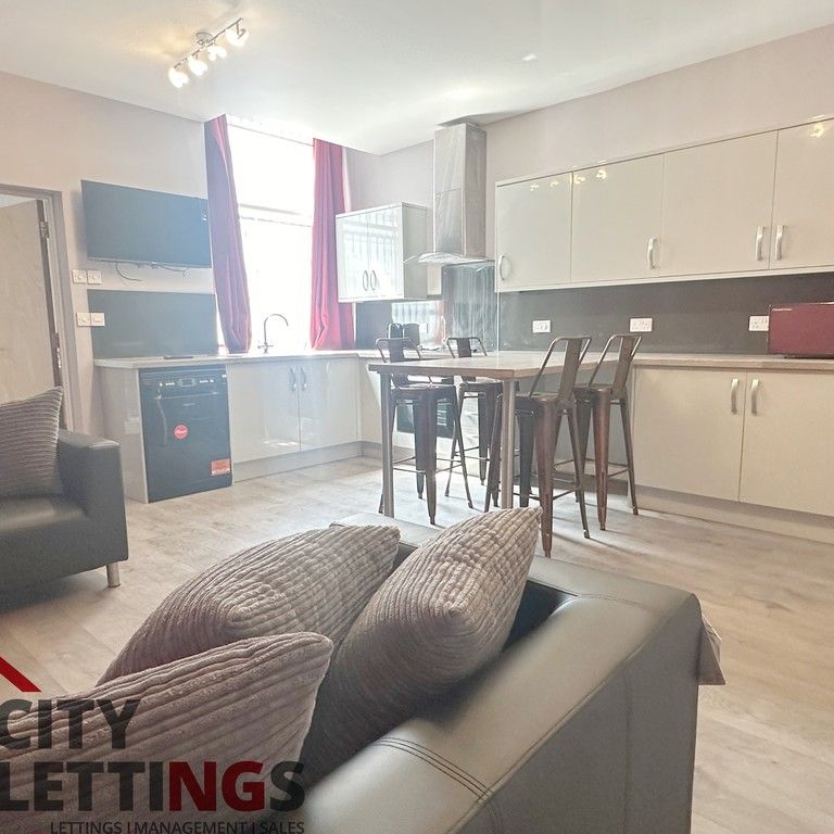 4 Bedroom Apartment - Photo 1