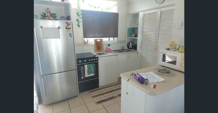 CENTRAL LOCATION ONE BEDROOM UNIT SURFERS PARADISE - Photo 3