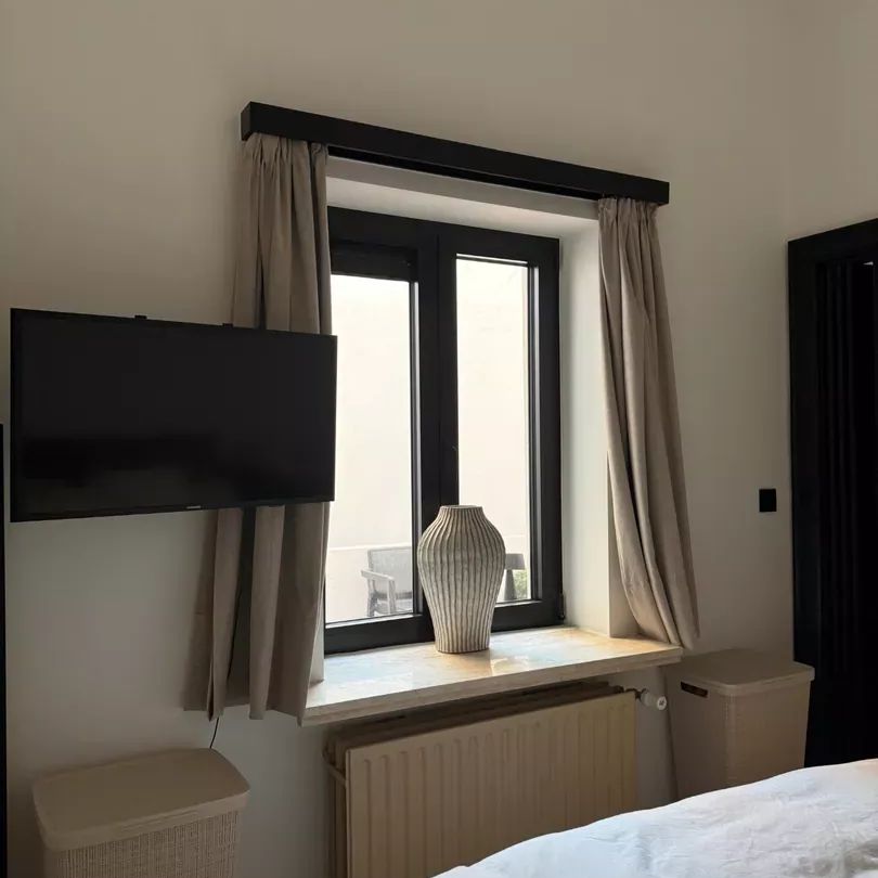 Volledig opgefrist gelijkvloers appartement met 1 slaapkamer en terras in hartje Brugge. - Foto 1