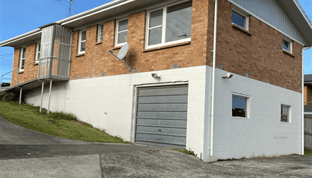 Three bedroom Brick Home - Photo 3
