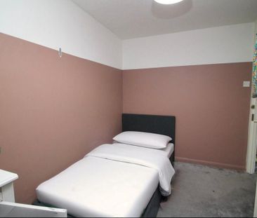 4 bedroom townhouse to rent - Photo 3