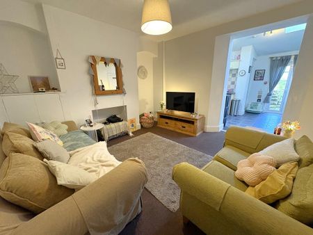 1 bedroom in a house share to rent - Photo 2