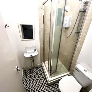 Kilburn High Road, London NW6 - Photo 2