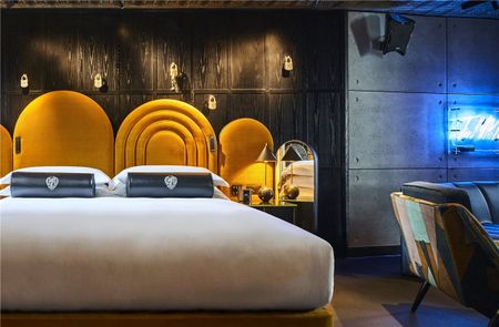 A unique short let experience Bending a sense of psychedelia into modernity and stemming from a love of 60’s and 70’s London culture - Photo 2