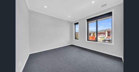Modern 4-Bedroom Family Home in Prime Tarneit Place Estate Location - Photo 5