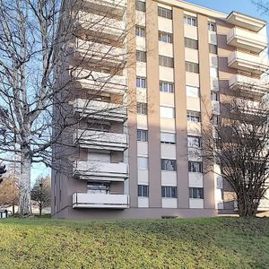 APPARTEMENTS 3.5 PIÈCES ENTIÈREMENT RÉNOVÉS, à FR - Photo 2