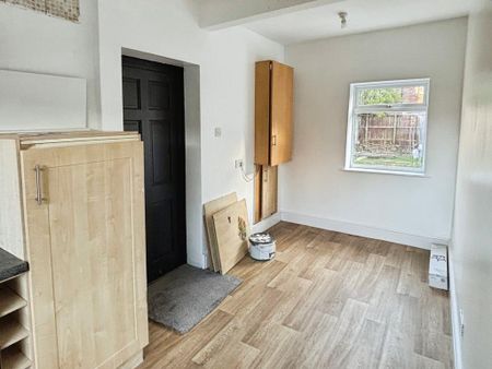 2 bedroom semi-detached house to rent - Photo 4