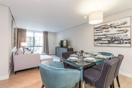 A spectacular three-bedroom apartment with water views in the heart of Paddington, London W2 - Photo 2