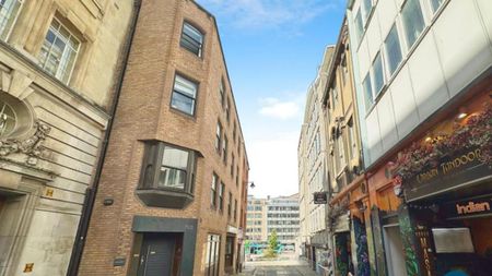 50% off your first month’s rent if you sign up in April! A brilliant property in the city centre, recently renovated in 2024. Lots of units available for the 2025/26 Academic Year all bills inclusive! - Photo 3