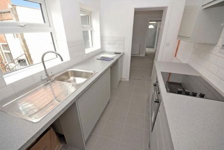 2 bedroom terraced house to rent - Photo 4
