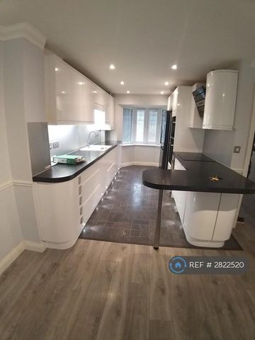 3 bedroom semi-detached house to rent - Photo 4