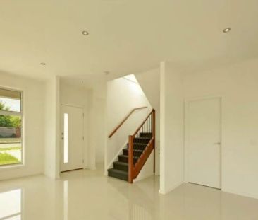 SPACIOUS TOWNHOUSE IN HEART OF THOMASTOWN - Photo 3