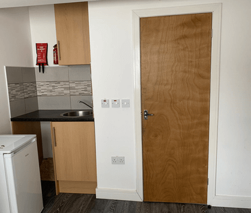 small size studio flat ideal for single working person-£900 - Photo 2