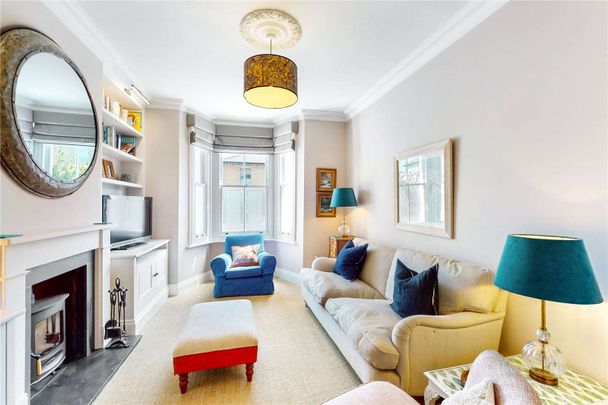 A superb four bedroom house located in the sought after Nightingale Triangle, with a private garden. - Photo 1