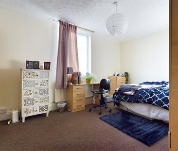 4 bedroom end of terrace house to rent - Photo 1