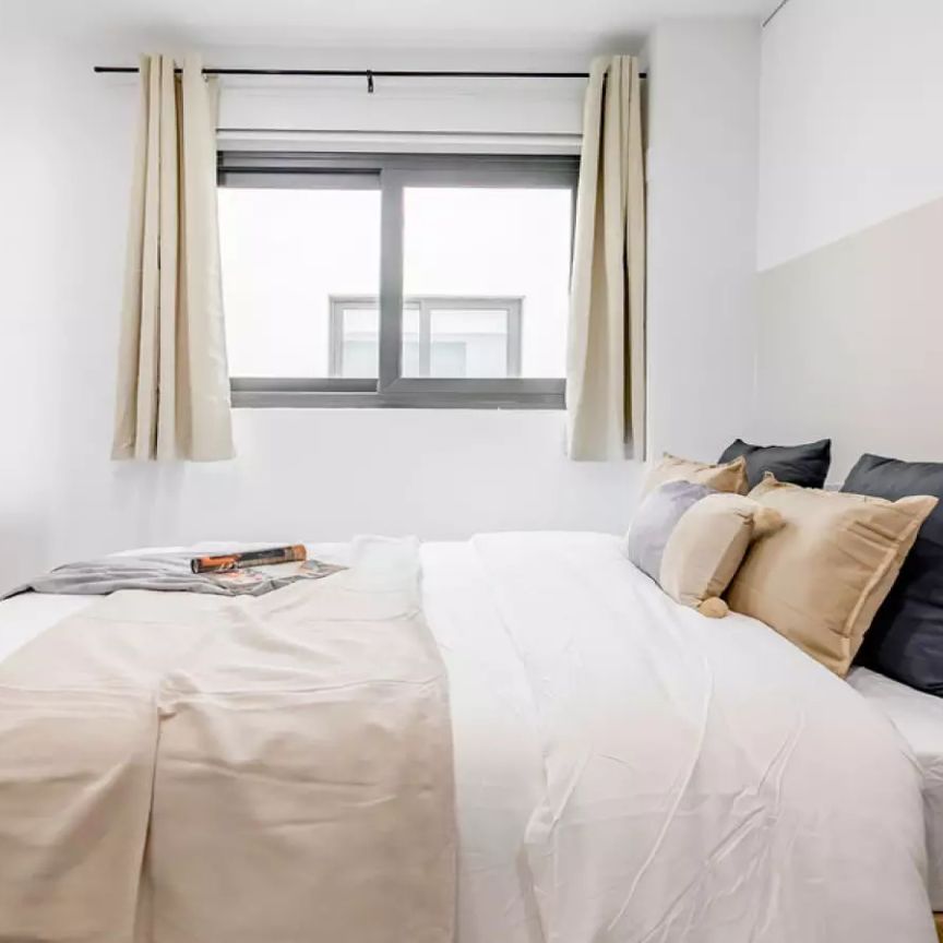 Room in a shared 7-bedroom apartment for rent in La Xerea, Valencia, professionals and students only - Photo 1